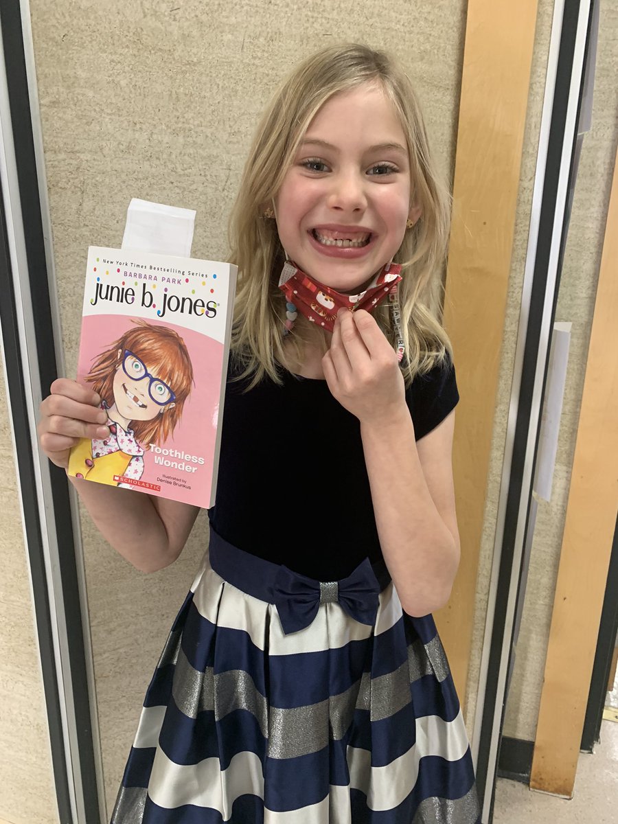 sunningdaleMJ's tweet image. Our toothless wonder reading about a #toothlesswonder. #bigsmile #BookRecommendations #grizzlypride