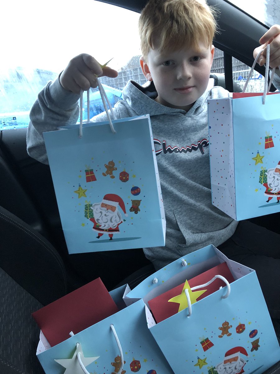 Adele_90S's tweet photo. Inspired by an idol, @MarcusRashford , walking around in the rain, giving out Christmas bags to the homeless in our local area. https://t.co/d1WVqqPPyJ