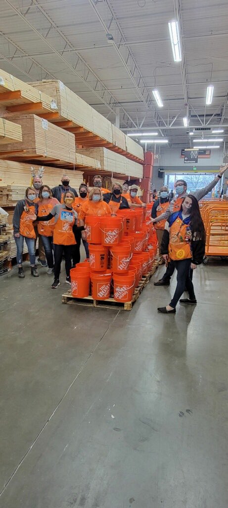 Matthew10903420's tweet photo. Care packages for Operation Blessing in Bowling Green.  Associates coming from states to do their part!!
Thank you all https://t.co/ADFsIQqptg