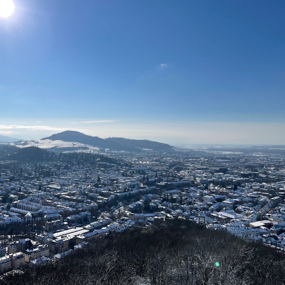 Nach der Entscheidung der Stadt Freiburg braucht es nun schnelle und konsequente Klimaschutzmaßnahmen. In allen Bereichen muss noch schneller gehandelt werden.

#klimaentscheid #freiburg #germanzero