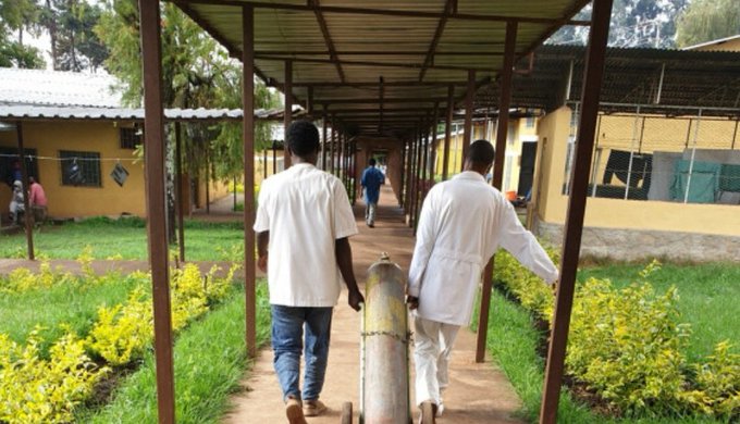 📢Actualmente en Etiopía se encuentran sin oxígeno  para combatir la primera causa de muerte infantil: la neumonía. El Dr. <a href="/InyakiAlegria/">Iñaki Alegria Coll</a> ponente de #WorldPandemicsForum ha lanzado una campaña para conseguir oxígeno para los niños del Hospital de Gambo : bit.ly/3yERoEX