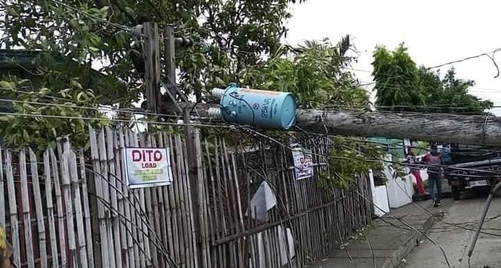 PJCorg's tweet photo. LOOK: Strong winds brought by Typhoon Odette, caused two utility post to fall located in Barangay Suba, Danao City, Northern Cebu on Thursday Morning December 16, 2021. Danao City and most of the rest of Cebu City are under Signal No. 3 #OdettePH | Courtesy of: @cebudailynews https://t.co/rXrfC5jlnk