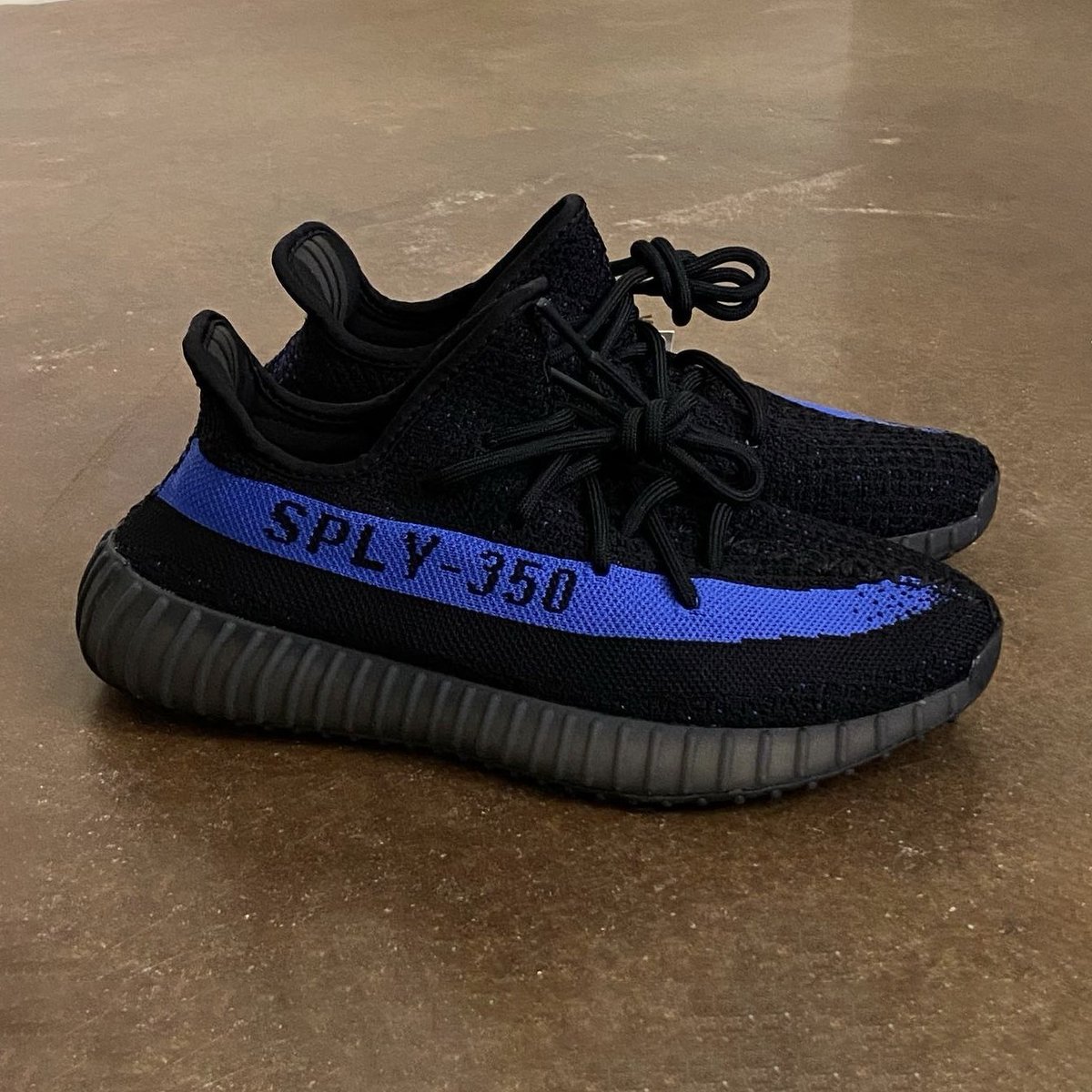 theyeezymafia's tweet photo. FIRST LOOK AT THE YEEZY BOOST 350 V2 DAZZLING BLUE⠀
COP OR DROP? 💬 https://t.co/VgAspEUELs