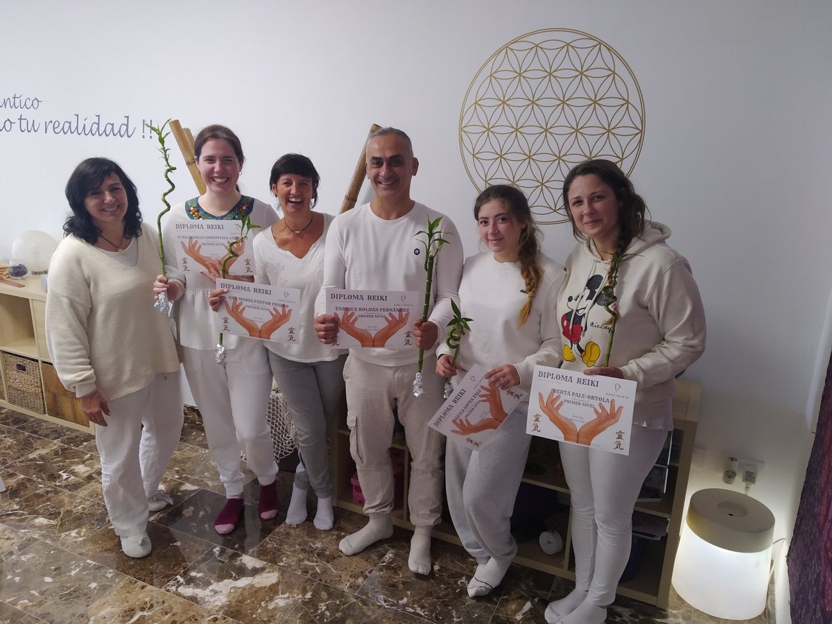 dondeberta's tweet image. Doy gracias porque cada vez estamos más en contacto con nuestra dimensión espiritual
Me alegro d todo corazón q os hayáis dado esta oportunidad con Reiki para reconectaros con la chispa de divinidad, con la q nacisteis  porque eso os ha acercado a aquello q realmente sois
Gracias