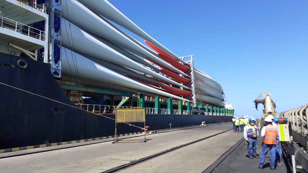 DiegoMesaP's tweet photo. La #TransiciónEnergética🇨🇴 no para, #EsConHechos y sin falsos discursos demagógicos

Hoy llegaron a Puerto Brisa, #Guajira las primeras turbinas eólicas de los parques Alpha y Beta de @EdpRenewables, que con 500MW tienen capacidad para suministrar energía a 3 millones de personas https://t.co/uLFo0Iem4e