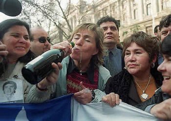 titaniaurano's tweet photo. Murió Lucía Hiriart!!!  Día de sepultar al pinochetismo!!! #semuriolavieja https://t.co/Oq2eWDr7rI