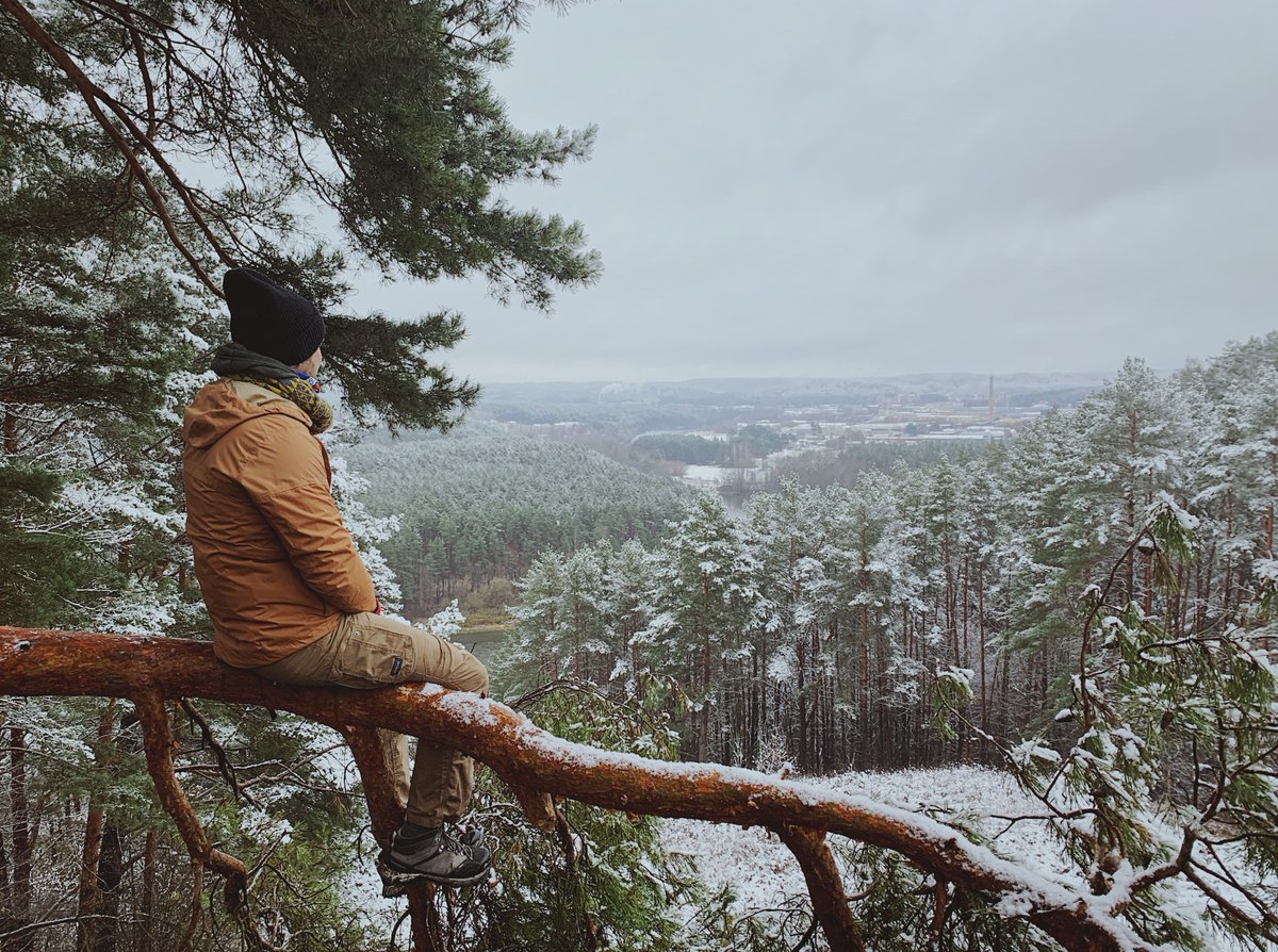 ❄It’s a winter wonderland out there! ☃ Don’t leave without these essentials:
Flashlight, Signal device, Fire starter, Warm clothes, Multitool, Emergency blanket, Extra water &amp; food, First aid kit, Navigation &amp; Communication

#northcoastnaturals #northiscalling #foodfirstliving