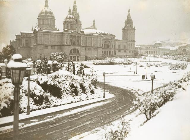 historiesdebcn's tweet photo. El Palau Nacional de Montjuïc envoltat de neu, #TalDiaComAvui de 1933.

📷 Pérez de Rozas / AFB https://t.co/hMDqU8aquk