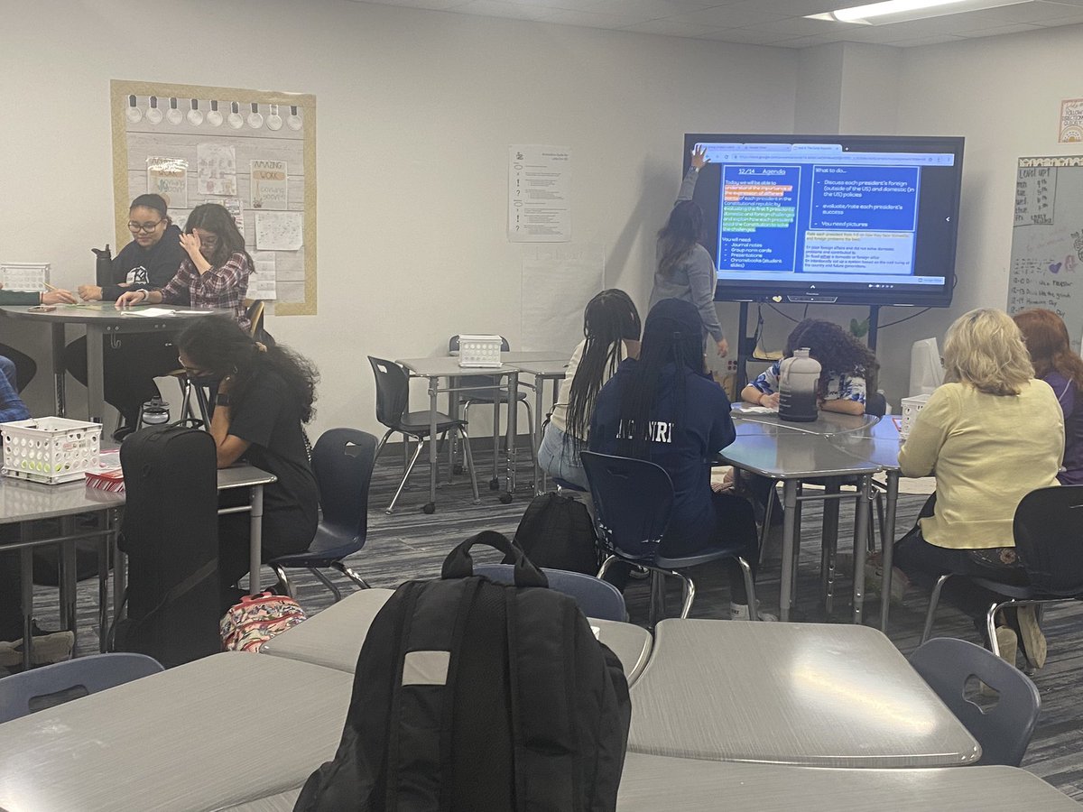 11TXLessonStudy's tweet image. Teachers have the power to make small changes to instruction that leverage learning to the highest degree. This week, 8th gr SS students  @strike_leisd showcased their ability to collaborate in groups to evaluate presidents using co-created criteria. Go #TXLS team!