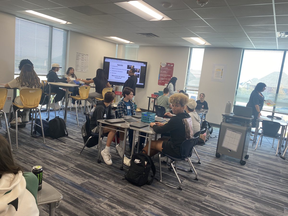 11TXLessonStudy's tweet image. Teachers have the power to make small changes to instruction that leverage learning to the highest degree. This week, 8th gr SS students  @strike_leisd showcased their ability to collaborate in groups to evaluate presidents using co-created criteria. Go #TXLS team!