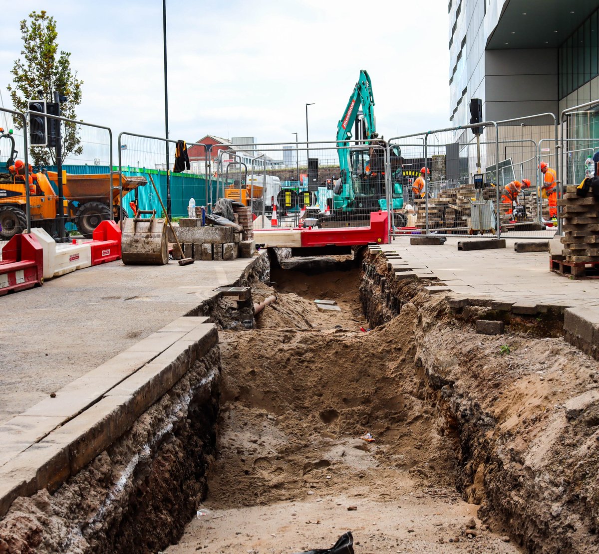 CSWProcess's tweet photo. Our skilled ground works team excavating a large public area ready for the district heating pipe installation.

We have a specialist reinstatement team that are experienced in the removal, storage and reinstatement of all road and paving types.

#districtheating #netzero https://t.co/TMRgalrUcB