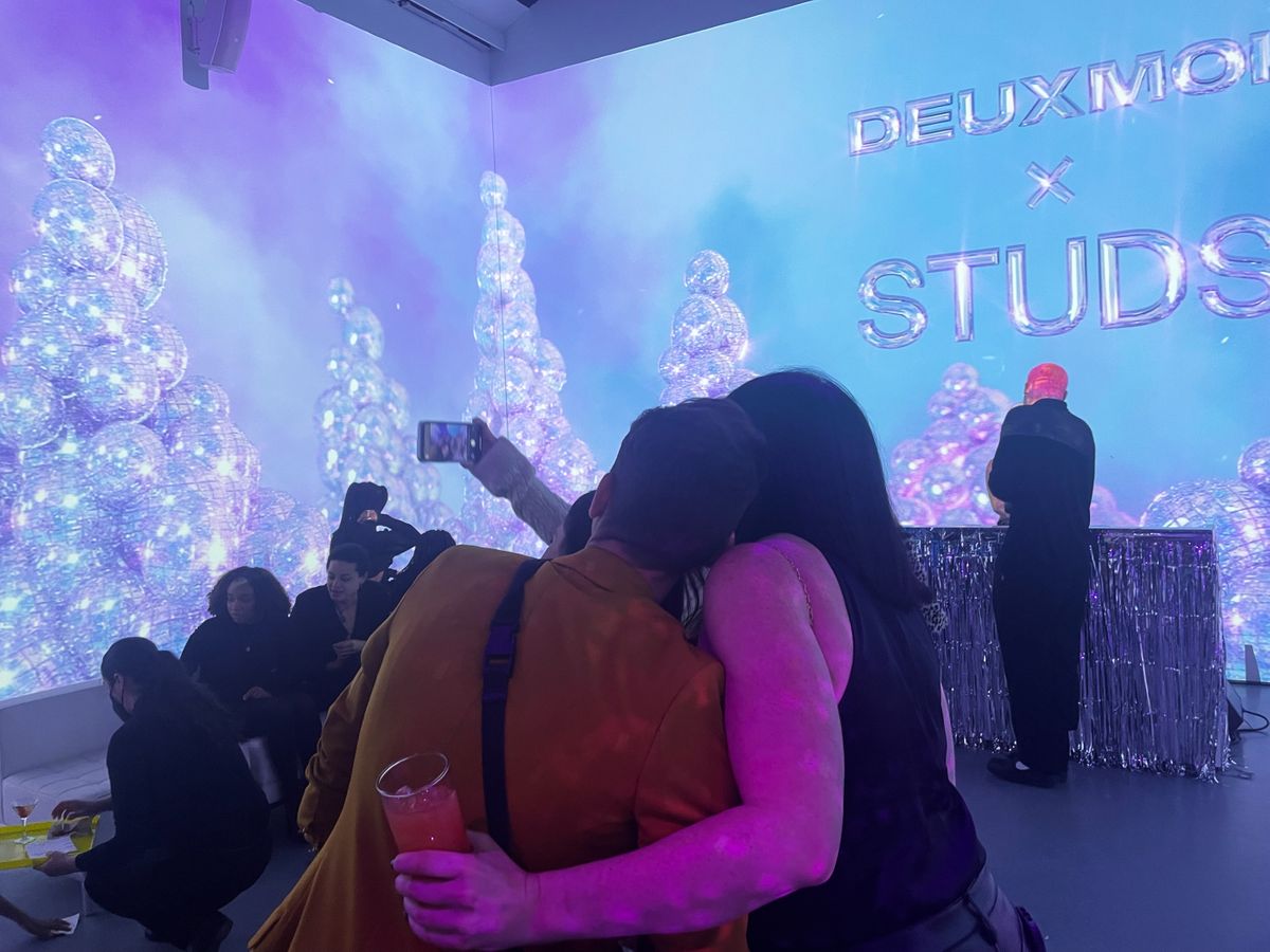 TheCut's tweet photo. @UnhappyFem @DeuxMoi @serenakerrigan “The Deux Moi party, in the West Village, has been decked out in a god-awful amount of tinsel and disco balls. The influencers, in between throwing back sugary-sweet cocktails, start producing content, even from the restroom” https://t.co/6UNHQ62Fye https://t.co/cCJBGs3379