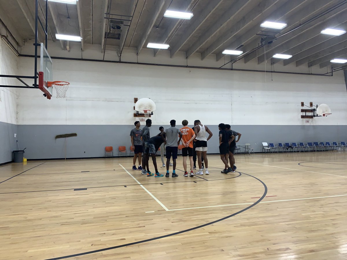 GAME DAY University Prep vs Moravian Prep National at their home today <a href="/7pm/">Huong Le</a>. UPA finally has a healthy roster and a strong schedule. This should be a competitive game. 😎