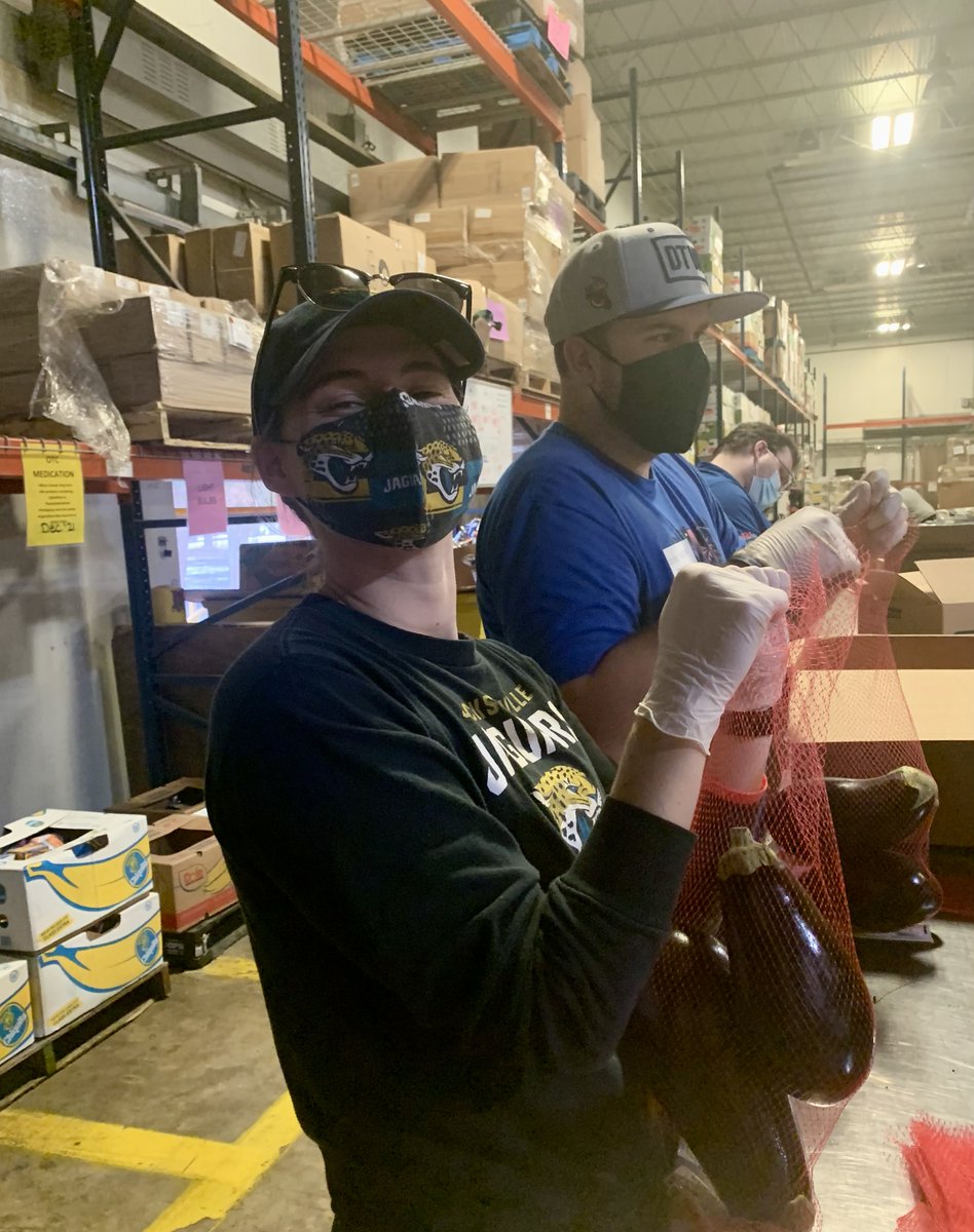 JaxShrimp's tweet photo. There's no better way to celebrate the holidays than by giving back🎁
Members of our front office teamed up with @FeedingNEFL to help package 4,478 meals! We're so glad we could help our community 😊 #ShrimpService
https://t.co/s4NGyz15c2 https://t.co/tHsejOhhAd