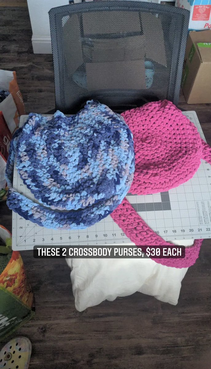 ElliettesH's tweet photo. Pillows and purses!! https://t.co/CpN7G56DYg
