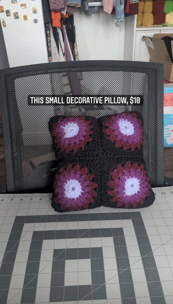 ElliettesH's tweet photo. Pillows and purses!! https://t.co/CpN7G56DYg