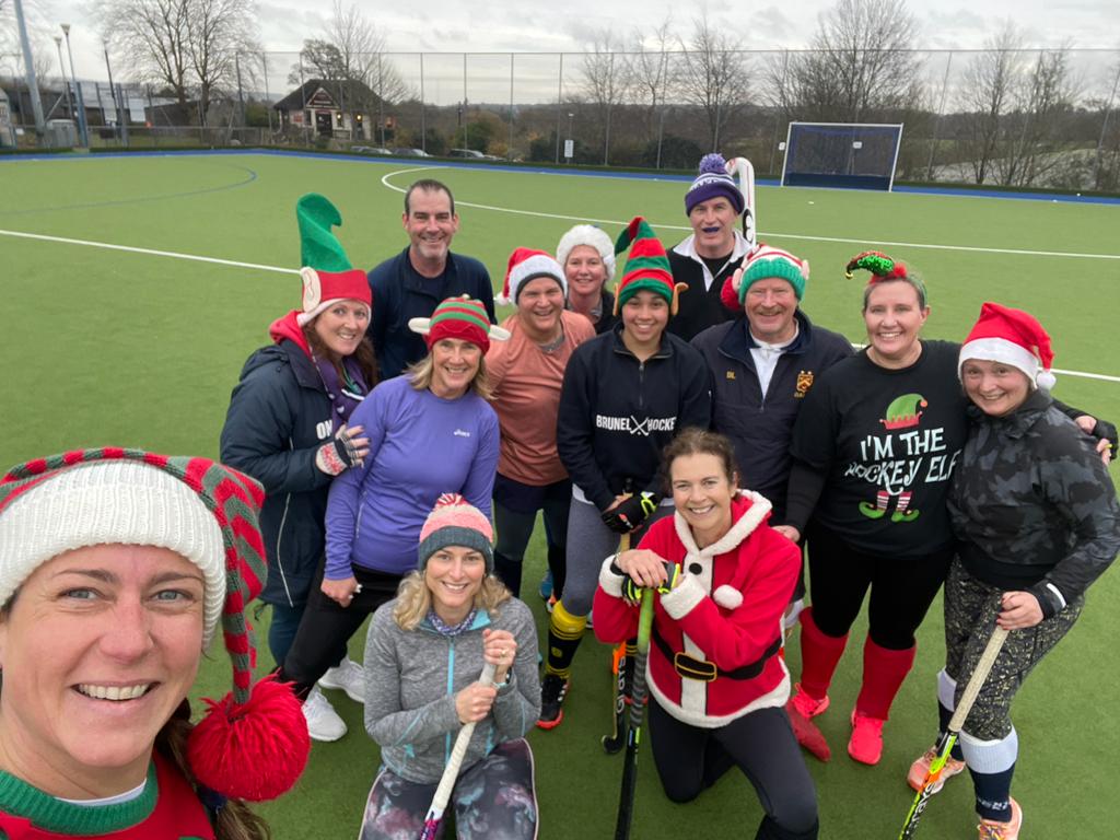 BucklandAl's tweet image. Tuesday morning Social Hockey @SevenoaksHC got festive, mince pies and brownies to refuel after 😋🧑‍🎄🏑💜@englandhockey 
#playhardtheneatcake