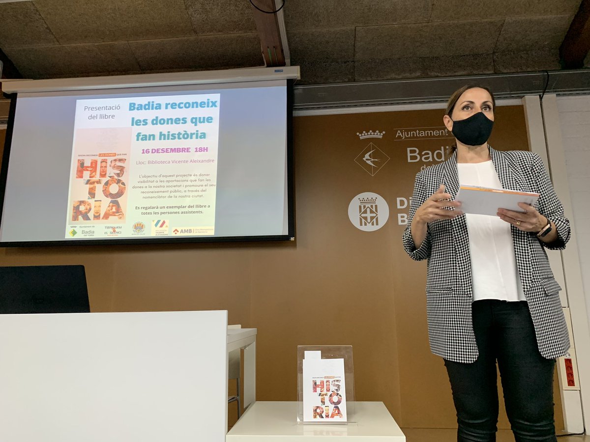 JosepMtValencia's tweet photo. 💜📚Aquesta tarda, a la @bibliotecabadia, hem presentat el llibre “Badia reconeix les dones que fan història” que pretén visibilitzar el feminisme al llarg del temps i traslladar-ho a l’espai públic de #BadiaDelVallès.
Gràcies per la feinada i dedicació, @TrenquemBadia https://t.co/pfzRjQ1Oxq
