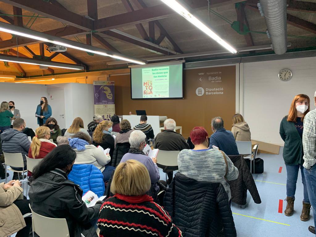 JosepMtValencia's tweet photo. 💜📚Aquesta tarda, a la @bibliotecabadia, hem presentat el llibre “Badia reconeix les dones que fan història” que pretén visibilitzar el feminisme al llarg del temps i traslladar-ho a l’espai públic de #BadiaDelVallès.
Gràcies per la feinada i dedicació, @TrenquemBadia https://t.co/pfzRjQ1Oxq