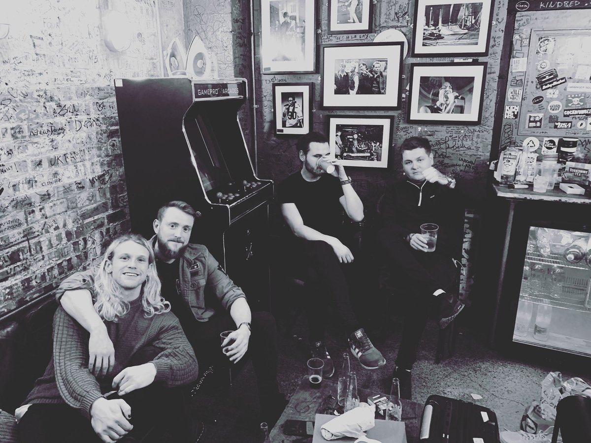 London we’re fucking here!

Ready to rock at 9.15pm 

Check out Holden James @7.45 ❤️