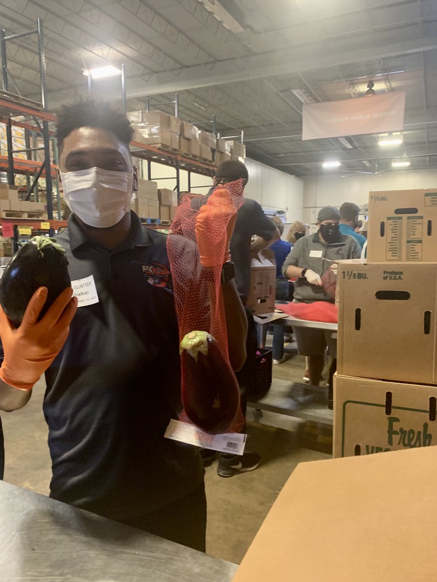 JaxShrimp's tweet photo. There's no better way to celebrate the holidays than by giving back🎁
Members of our front office teamed up with @FeedingNEFL to help package 4,478 meals! We're so glad we could help our community 😊 #ShrimpService
https://t.co/s4NGyz15c2 https://t.co/tHsejOhhAd