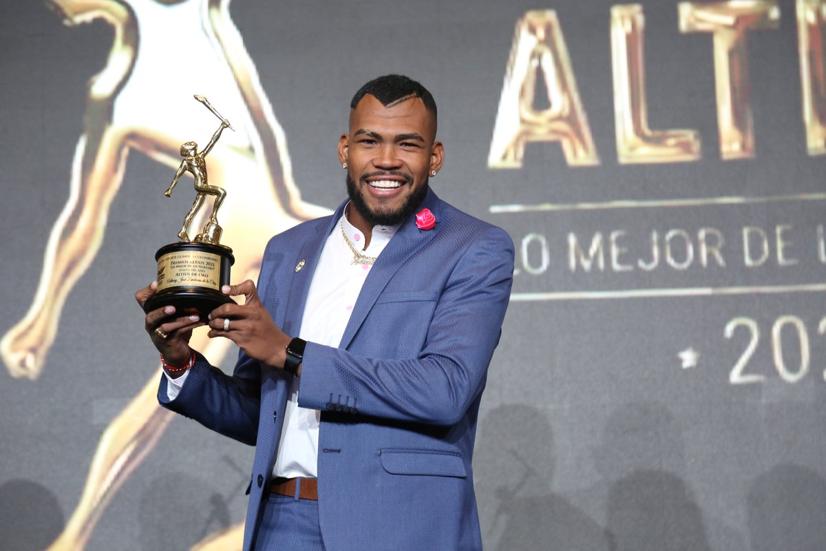 OlimpicoCol's tweet photo. Atletas del año 2021 en los #PremiosAltius 🏆

Deportes que hacen parte del Programa de los Juegos Olímpicos:
🥇 Anthony Zambrano - Atletismo.
🥈 Mariana Pajón - Ciclismo BMX.
🥉 Lorena Arenas - Atletismo. https://t.co/u0LFc2paX9