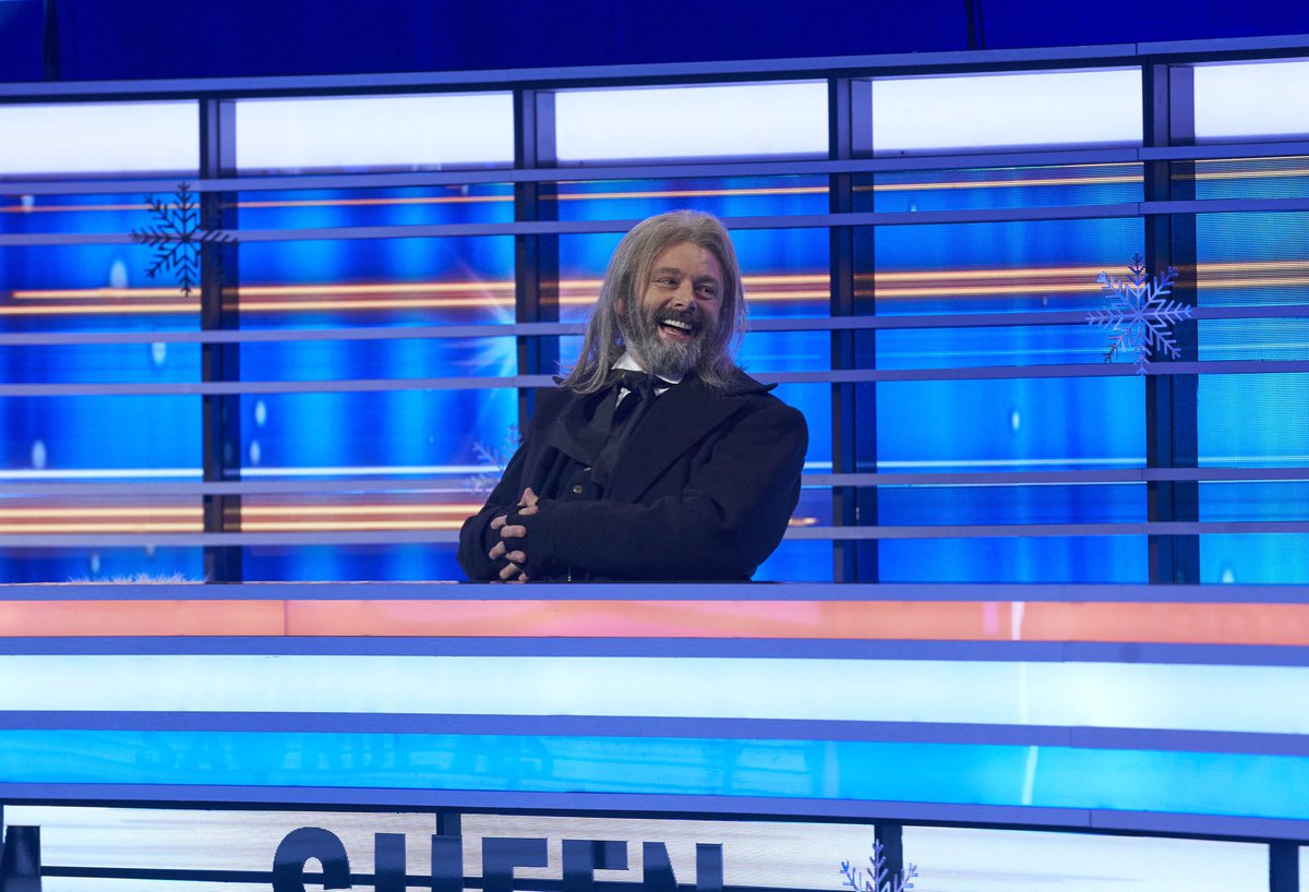 TSAM's tweet image. ⏰ This is your 5 minute warning! Join us on Sky Max at 8pm! 🎄 Any guesses what scenes are being recreated for this #TSAM Christmas special?! 🎥🎁