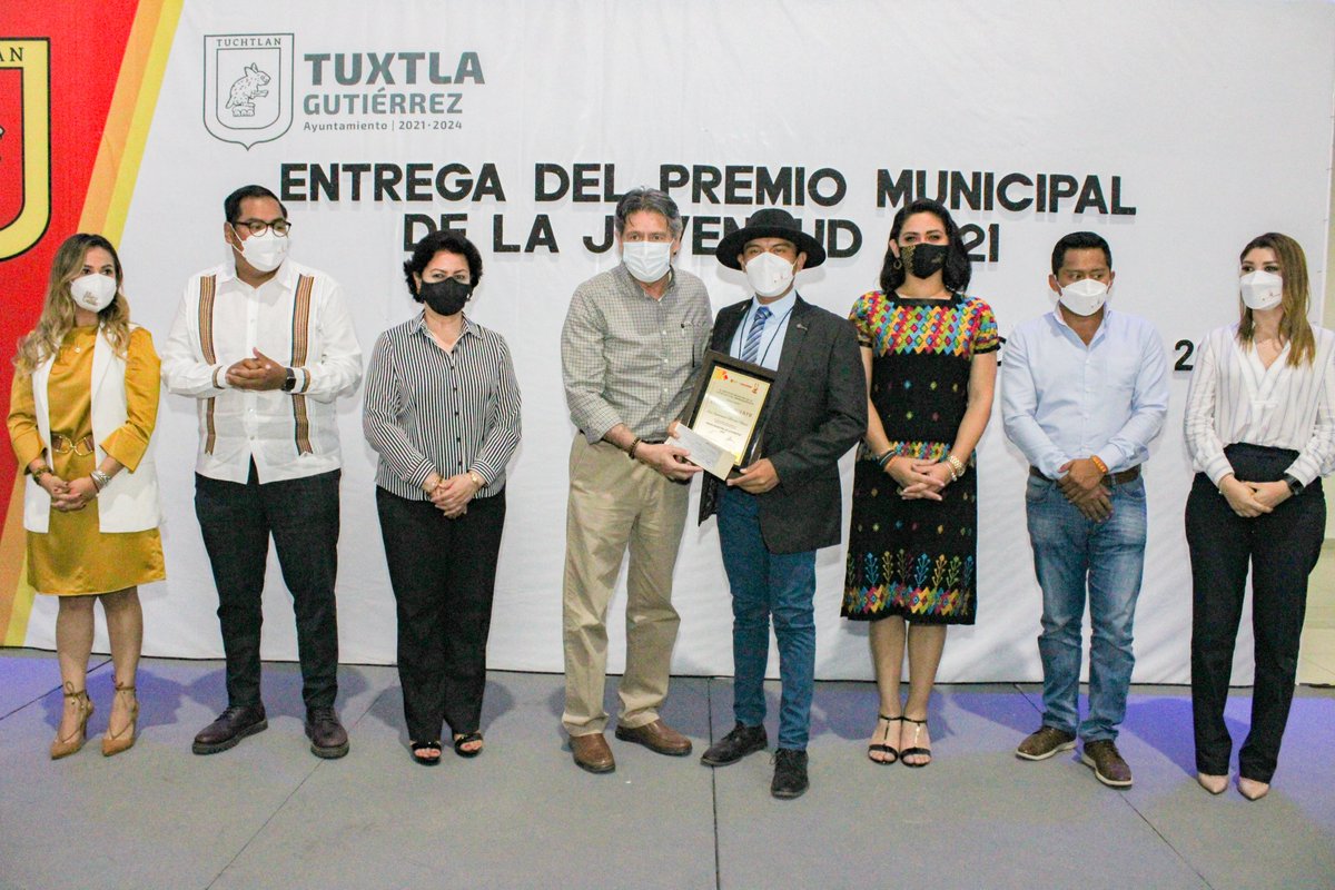 IJECH_Chiapas's tweet photo. 🔈Asiste la titular del #IJECH a la entrega del Premio Municipal de la Juventud 2021 de Tuxtla Gutiérrez, el cual busca reconocer e incentivar la trayectoria de las juventudes de este municipio.
#JuventudesDeCorazón https://t.co/RlpVS178wf