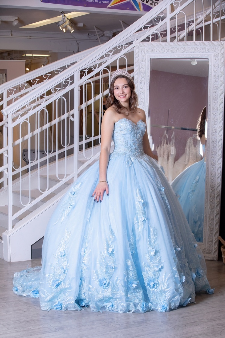 ✨𝒞𝒾𝓃𝒹𝑒𝓇𝑒𝓁𝓁𝒶 𝒱𝒾𝒷𝑒𝓈✨ Stop by this weekend &amp; you'll receive a special gift 🎁 with your #quinceañera gown purchase (while supplies last).

Plus, get 𝟏𝟎% 𝐎𝐅𝐅 your #quince gown during our #TrunkShow feat. the 2022 Quinceañera Collection by <a href="/houseofwudesign/">House Of Wu</a>. 💙