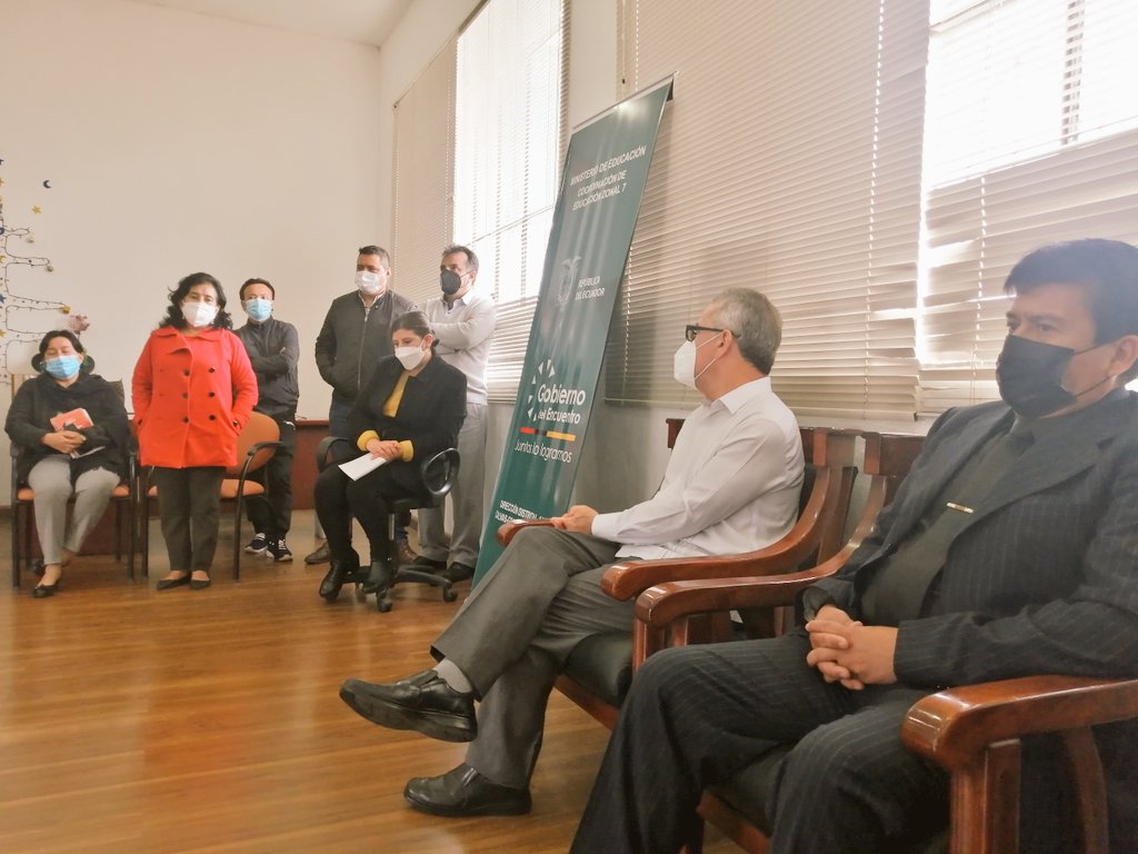 camiloaep's tweet photo. Junto al director del Distrito Calvas-Gonzanamá-Quilanga, Patricio Lima, dialogamos con el personal de la institución para analizar el trabajo realizado en el transcurso del año 2021 y agradecer por la gestión ejecutada en territorio. 
#JuntosLoLogramos https://t.co/xUdWk47Mde