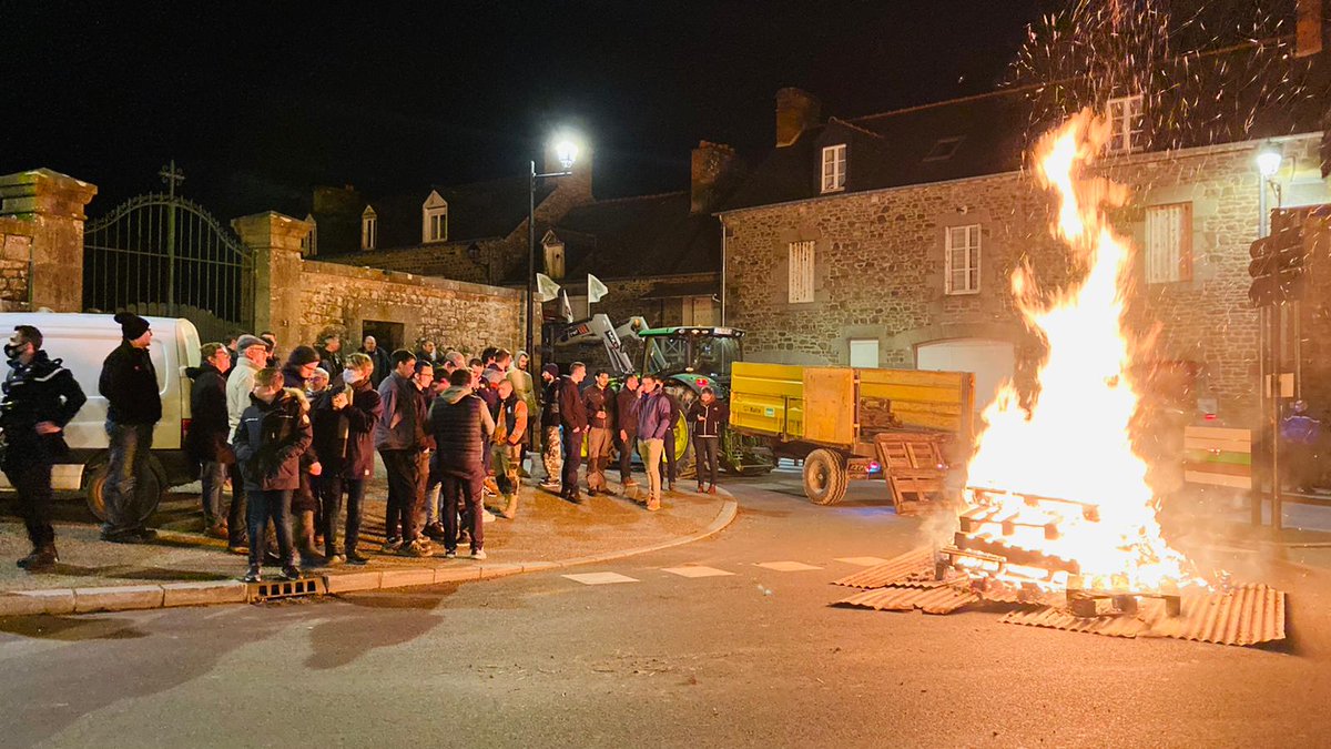 Actions🔥 en cours: la souveraineté alimentaire est possible uniquement grâce aux femmes et aux hommes qui œuvrent chaque jour dans nos campagnes🌱🐄 🐽 Et pourtant ce sont eux qui ne sont pas payés à la hauteur de leur travail 🧐Cherchez l'erreur!