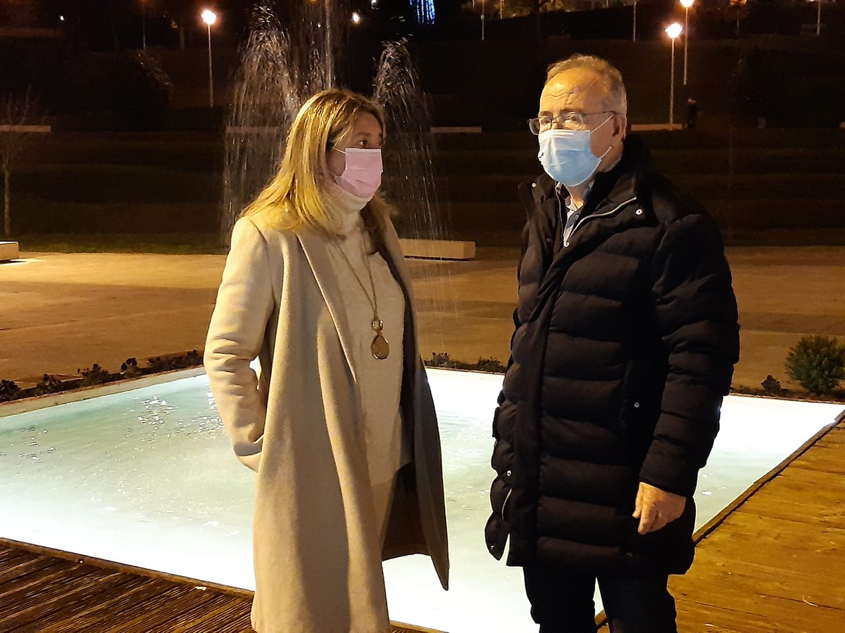 psdegsantiago's tweet photo. 🔴 O alcalde Sánchez Bugallo e a concelleira @Milacastross visitaron a praza do parque das Cancelas, acondicionado polo departamento de Parques e Xardíns 
✔️A mellora permitirá a súa recuperación para a realizar actividades culturais ao aire libre.
👉https://t.co/cML2Vt6pgv https://t.co/874VxwSO4P