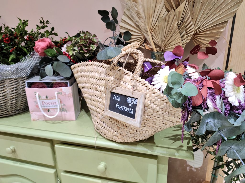 pauricoma's tweet photo. 🌷Avui s'inaugura la Floristeria Romeu Poesia a la ciutat i és un goig veure com el petit comerç tarragoní prospera, sobretot perquè avui es dona continuïtat a les floristeries Romeu, per primer cop fundada l'any 1905 a #Tarragona. https://t.co/SRNgMRidE6