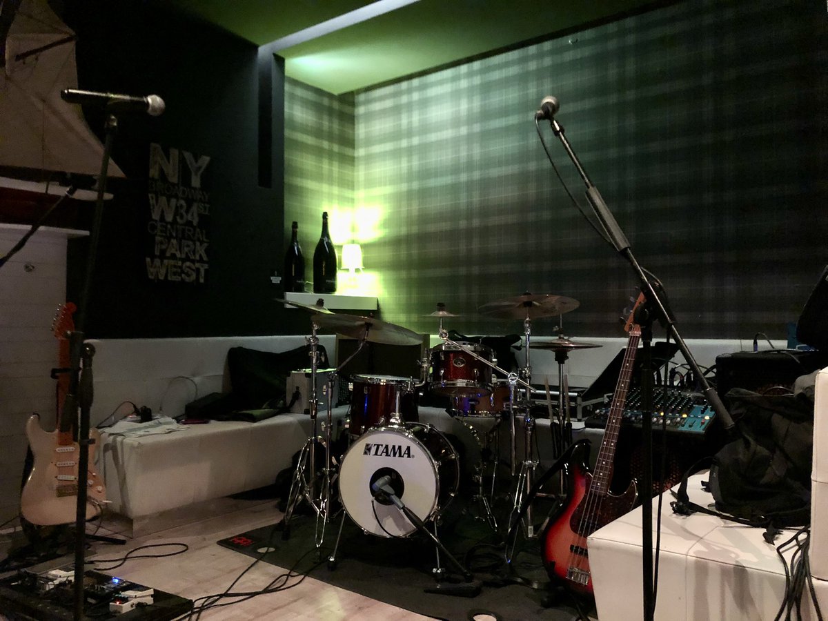 CosmaFrancesco's tweet photo. Ci siamo... tutto pronto al CLOUD di Castellana con gli Articolo AX 🥁🎶

Tama Drums Istanbul Mehmet Cymbals Evans Drumheads EVO Drumsticks

A tra poco 🔥 https://t.co/4wbqZ22qSx