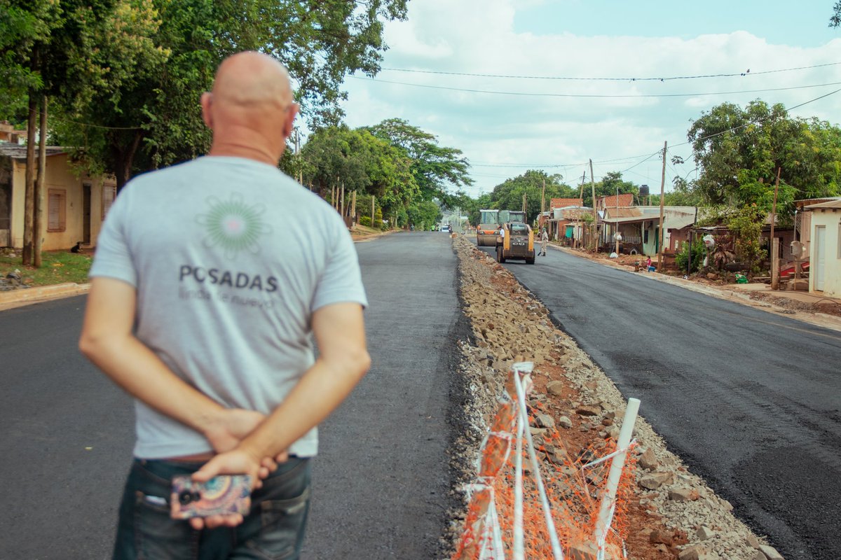 Después de muchos meses de trabajo, terminamos las obras en Av. Las Heras entre Ituzaingó y Chacabuco.
A través del Plan Avenidas, estamos generando más vías de circulación en Posadas, de norte a sur y de este a oeste.