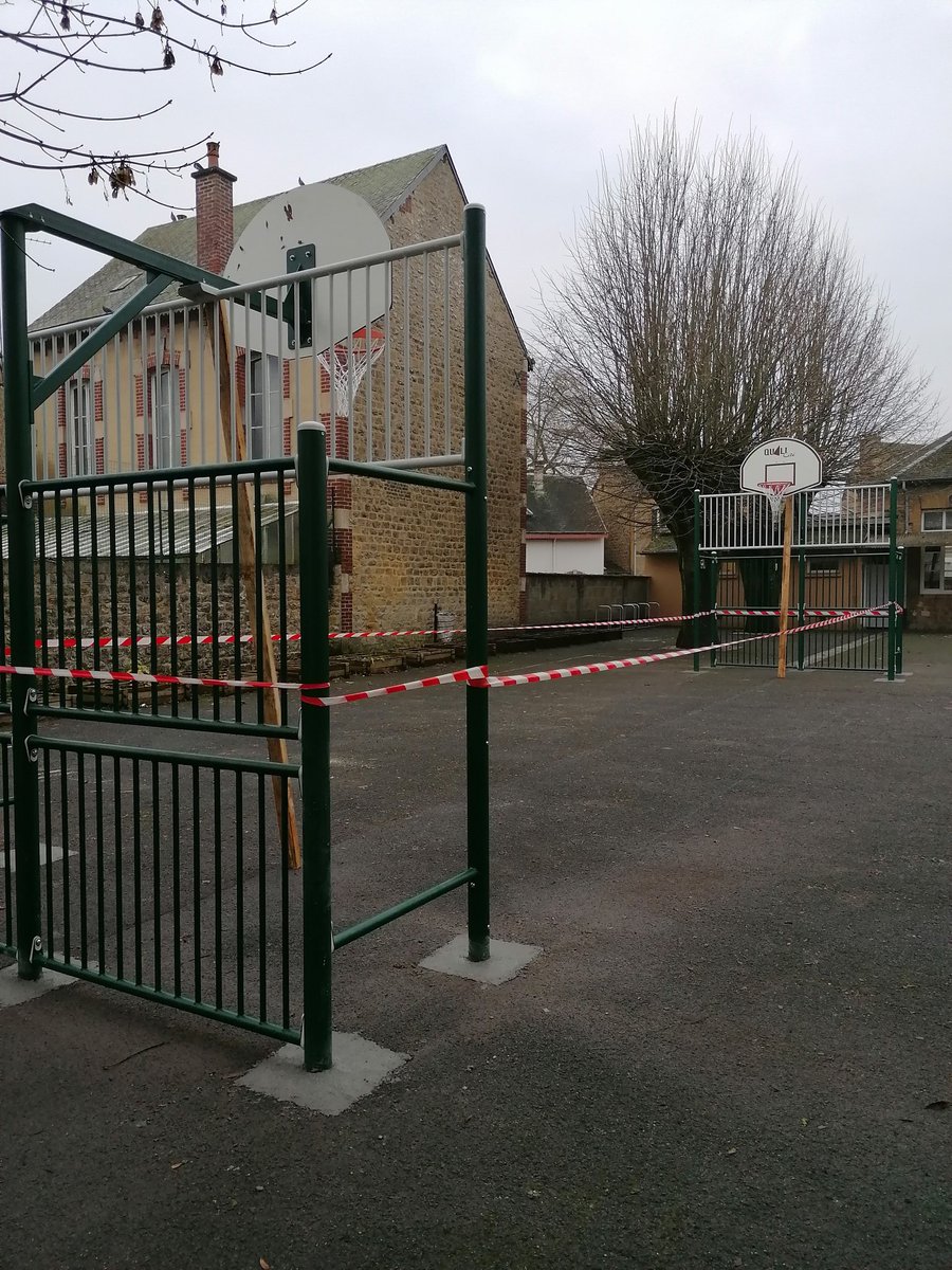 CM1_HT's tweet photo. Le père Noël en avance pour les élèves de l'école Henri THOMAS 😊 https://t.co/iAhRNPswqW