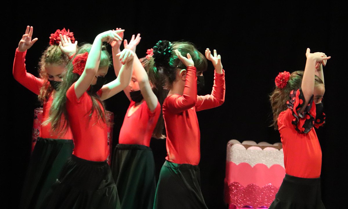 aytocabanillas's tweet photo. LA ESCUELA DE DANZA ROZA EL LLENO CON SU FESTIVA DE NAVIDAD
Ballet, danza española y bailes urbanos compusieron el espectáculo ofrecido en la Casa de la Cultura.
#NavidadCabanillas #CabanillasSeMueve
https://t.co/4DWNcRiNwd https://t.co/dtjmOtYpLq