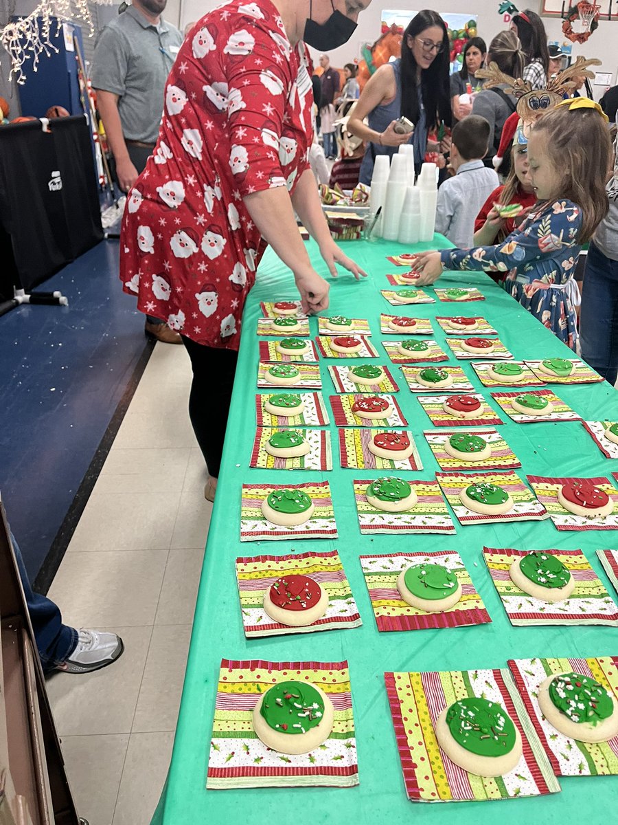 MrsRoseELA's tweet photo. Our awesome PTO did it again! Amazing Christmas party! We are so blessed. Kids and grown ups all had fun! 🎁🎄😊@BrillPto @BrillKISD @sspeer72 https://t.co/BAk6qZpYqV