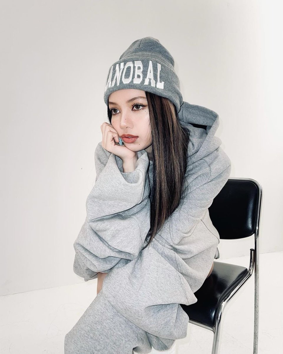 CENTRAL LALISA 🧶 tweet media