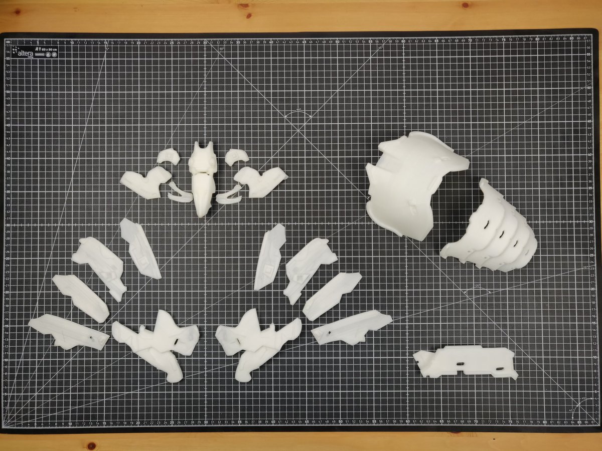 blackmaskedfox's tweet photo. Carja Blazon Master headpiece and shoulder piece printed on my zortrax m200! #3dprint #HorizonZeroDawn #zortrax https://t.co/9rxikLrRKg