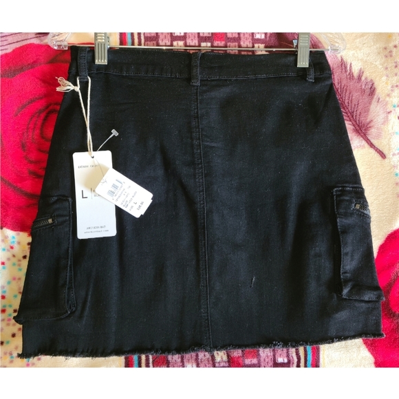 AnaSunderlin's tweet photo. So good I had to share! Check out all the items I'm loving on @Poshmarkapp #poshmark #fashion #style #shopmycloset #americanbazi #truereligion #stevemadden: https://t.co/Mnwpt6dEQ5 https://t.co/SxsUKm6NzB