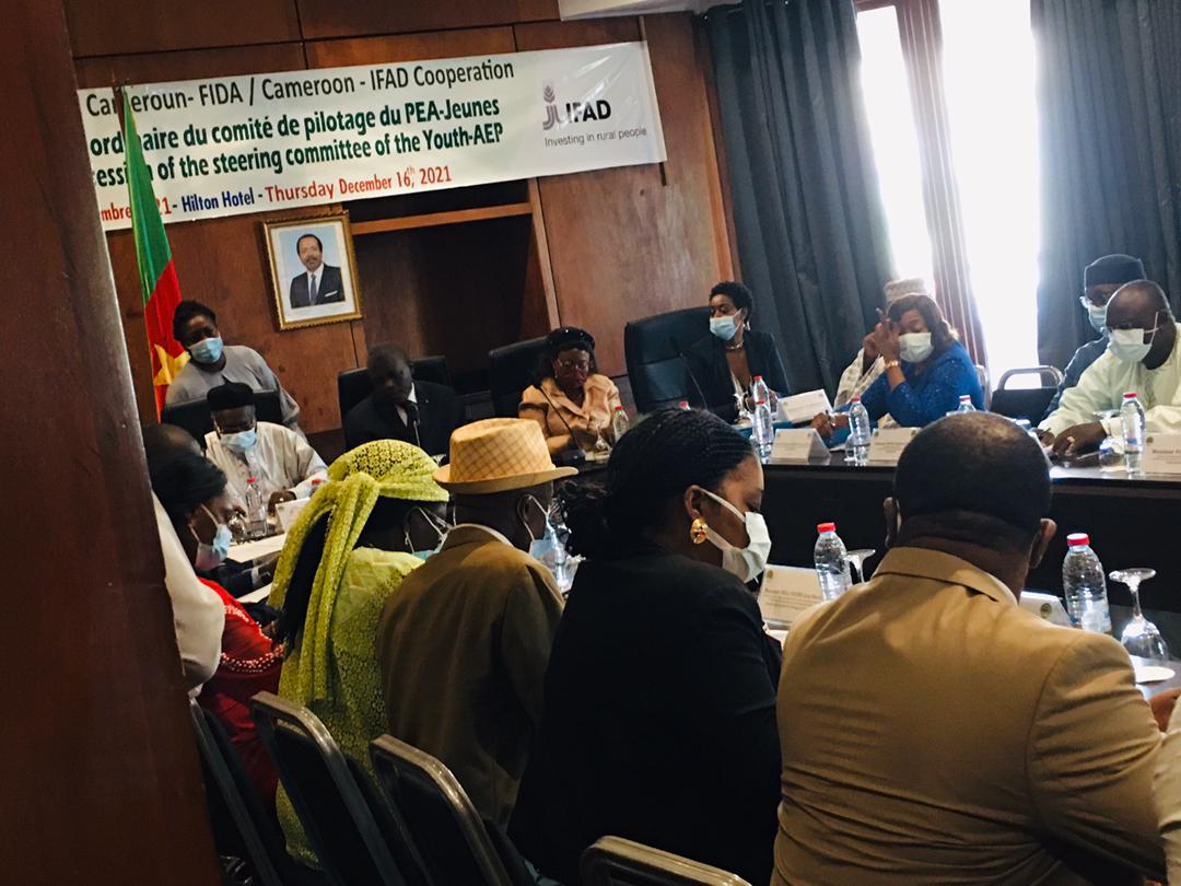 AfanaAlix's tweet photo. La huitième session ordinaire du Comité de Pilotage du Programme de Promotion de l'entrepreneuriat agropastoral des jeunes (PEA-jeunes), s'est tenue  à onze heures ce jeudi 16 décembre 2021 , à l'hôtel Hilton de Yaoundé.@Baba_WAME https://t.co/suS60JG6sq