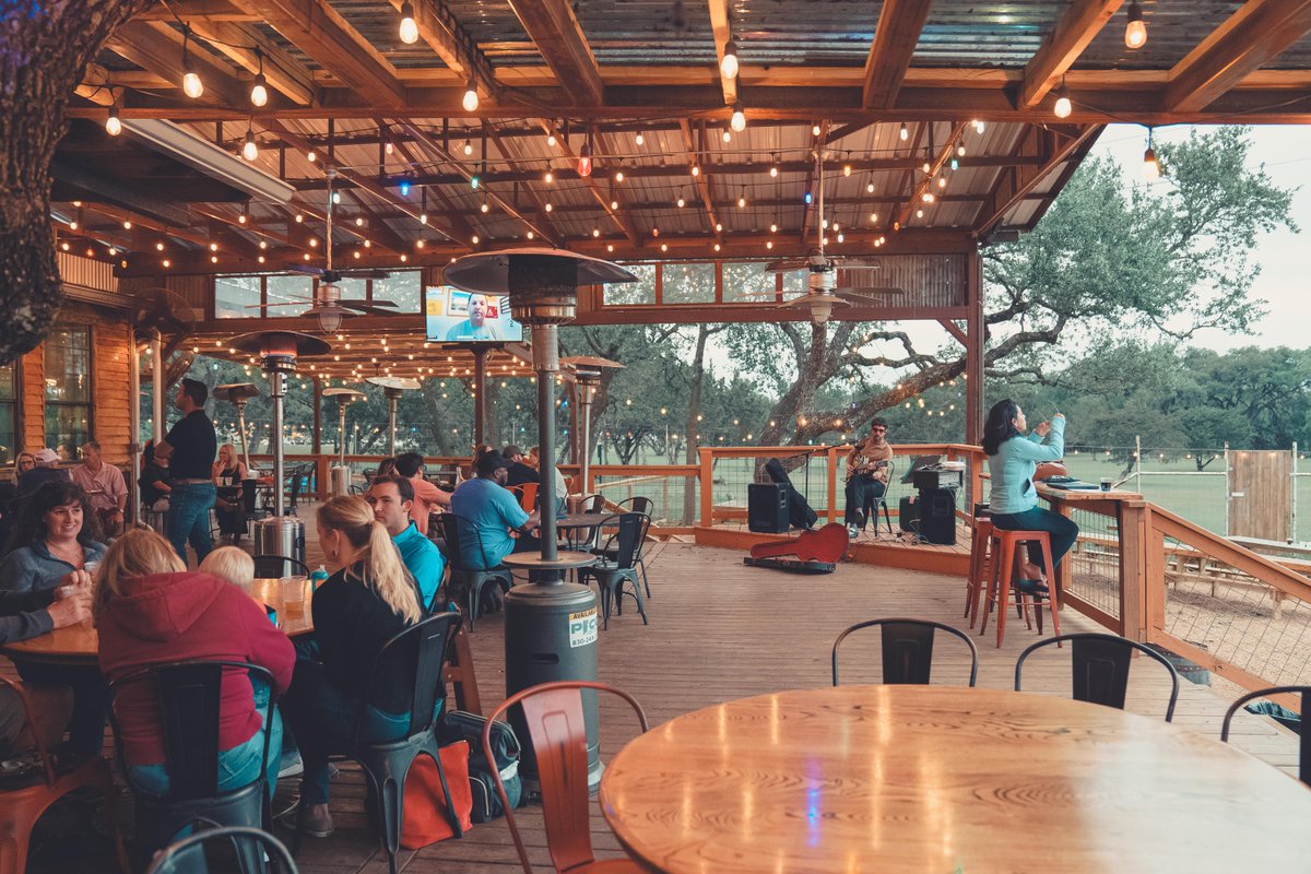 dogandponygrill's tweet photo. Dog &amp; Pony is the place for you if you like great food, great drinks, great music, and the COZIEST atmosphere ✨ 🍂 
📸 : Vic Hernandez https://t.co/JxNeMZOzSR