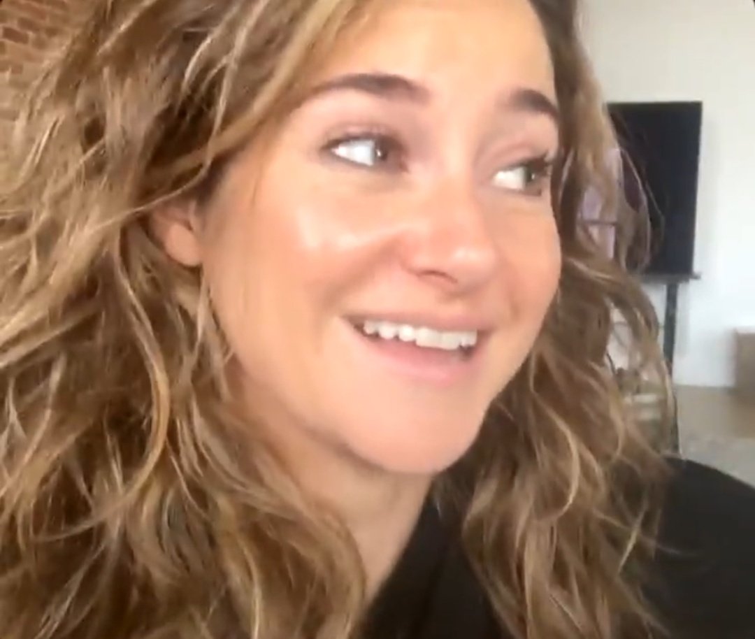 📽 | Registros de Shailene Woodley na live realizada hoje (16/12) via instagram.
Caso não tenha conseguido assistir ao vivo, o vídeo ficou salvo no perfil shailenewoodley.