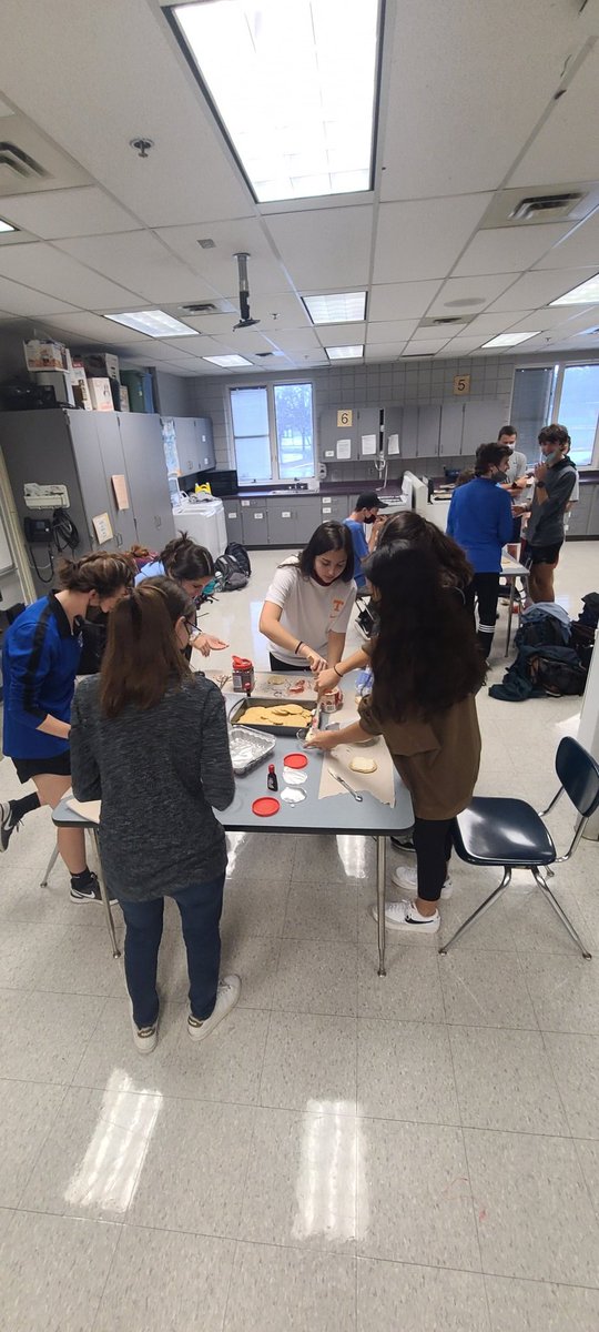 WKHSInteract's tweet photo. @WKHSWolves @Rotary_DW! We are making cards and decorating cookies right now! Come join us! #ItsWorthIt https://t.co/CK2oTh1bWp
