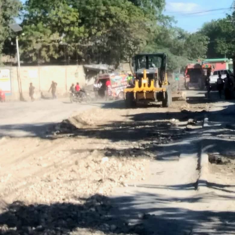 La campagne d'assainissement se poursuit dans la commune. Les employés de la Mairie travaillent ce jeudi sur la route nationale # 8, au centre-ville de <a href="/cxdesbouquets/">Croix-des-Bouquets</a>. #NwèlSanFatra #AnnKenbeKwadèboukèPwòp  #AnnDechoukeFatra #LapwòpteSeZafèNouTout <a href="/PervilJean/">Pervil Jean Wesnel Edrouine</a> <a href="/MTPTCE/">MTPTC</a>