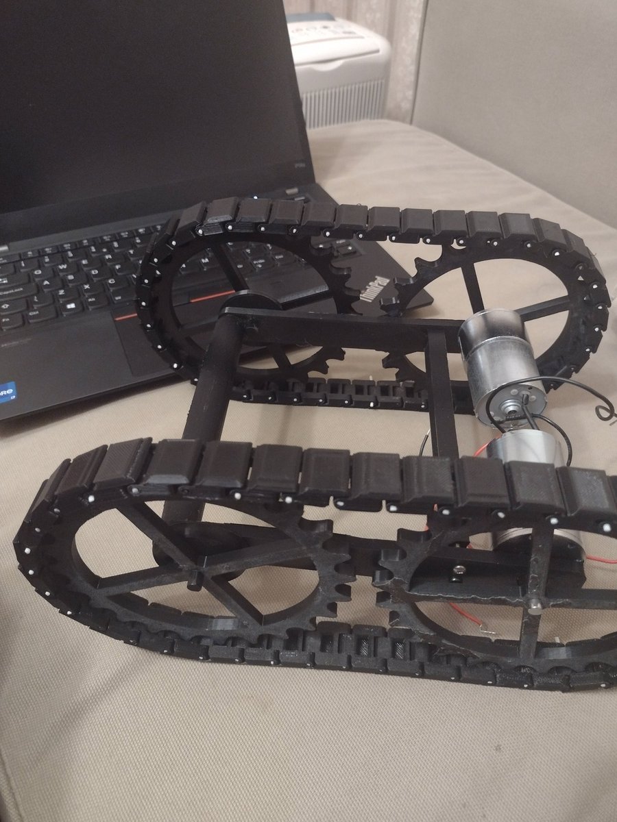 Red0Brick's tweet photo. Turns out tracks are quite hard to design from scratch. #PiWars https://t.co/jjZrpAoUTn