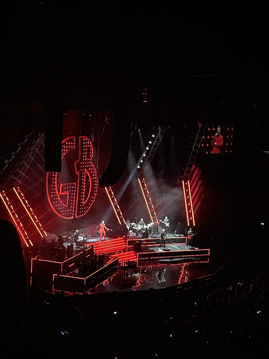 Fantastic hospitality and VIP watching <a href="/GaryBarlow/">Gary Barlow</a> hosted by @DGGroupUK 🥂