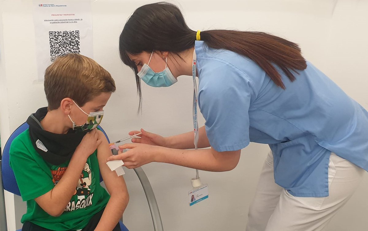 En #HospitalPuertadeHierro ya hemos vacunado a más de 300 niños en la primera jornada de vacunación a población infantil. Gracias a todos los profesionales que lo hacéis posible. Seguimos. #SomosPuertadeHierro