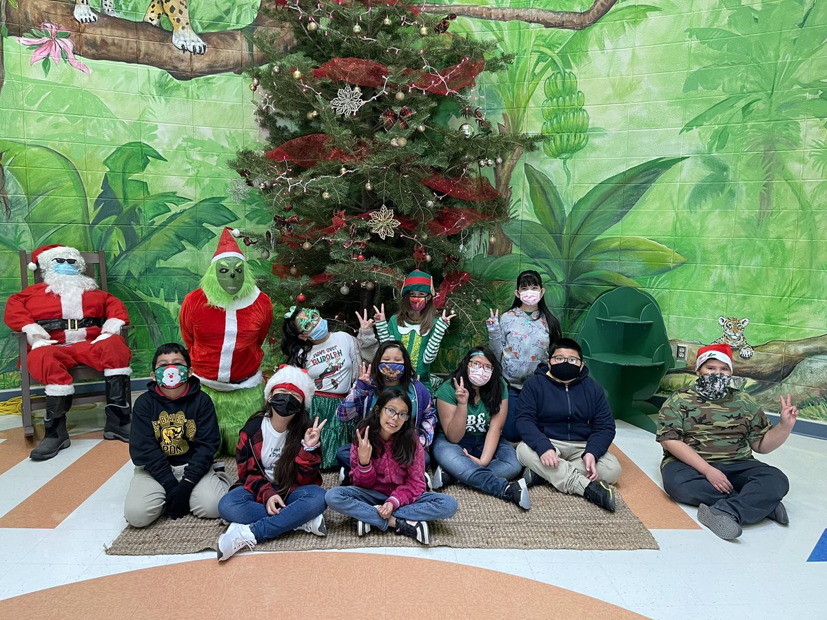 rparedes4MV's tweet photo. A special visit from The Grinch and The Gingerbread Man 💚❤️🎄@lwaters_PDN @PDN_ES #PDNSTRONG #TeamSISD https://t.co/3xejYF9uGs